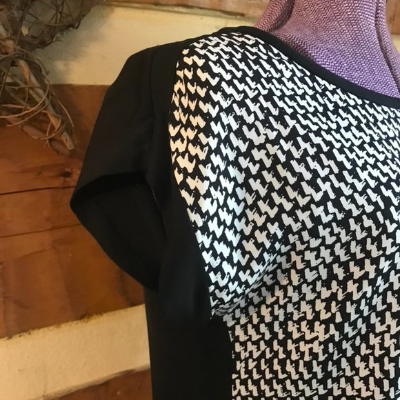 Diane Von Furstenberg Stretch Silk B/W Top - Picture 4 of 9